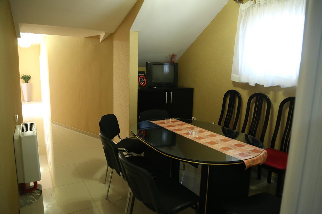 סרמסקה מיטרוביקה B&B Vila Bela Ruza מראה חיצוני תמונה